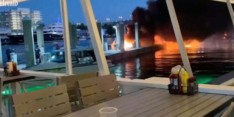 Al menos un muerto y varios heridos dejó exposición de un barco al sur de Florida