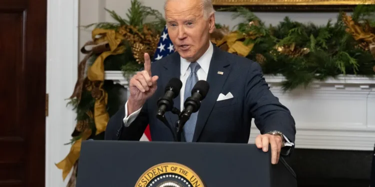 Biden atribuye la caída de Al Asad a la debilidad de Irán y Rusia