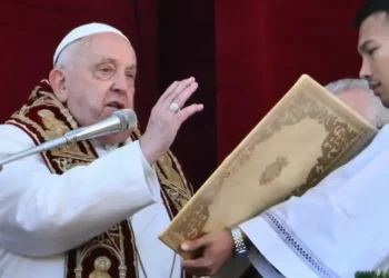 El papa pide en Navidad que «callen las armas» en el mundo