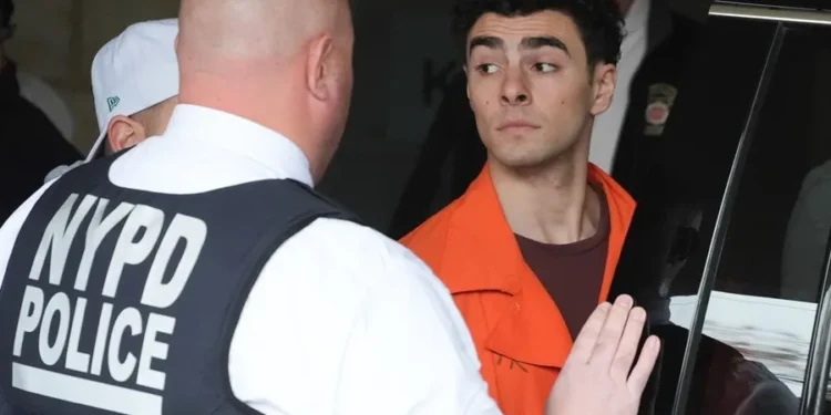 Mangione acepta su traslado a Nueva York para enfrentar cargos por la muerte del CEO de UnitedHealthcare