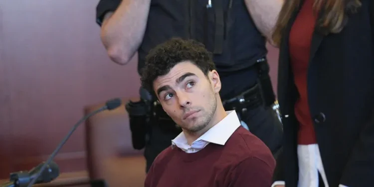 Luigi Mangione se declara no culpable de cargos estatales por el asesinato de un ejecutivo de UnitedHealthcare