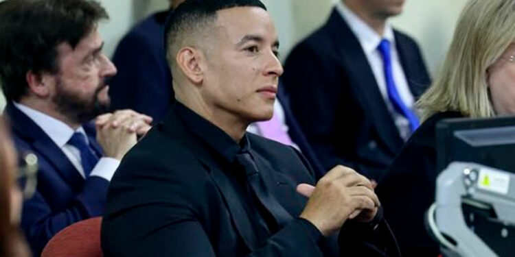 Daddy Yankee y su aún esposa Mireddys González llegan al tribunal en medio de disputa legal