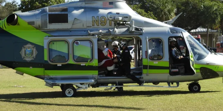 Santa en helicóptero sorprendió a los niños de Hialeah