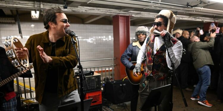 Bad Bunny y Jimmy Fallon sorprenden en el metro de Nueva York