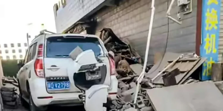 Casi 100 personas murieron tras terremoto en región remota del Tíbet