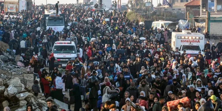 Decenas de miles de palestinos desplazados comienzan su retorno a un norte de Gaza arrasado