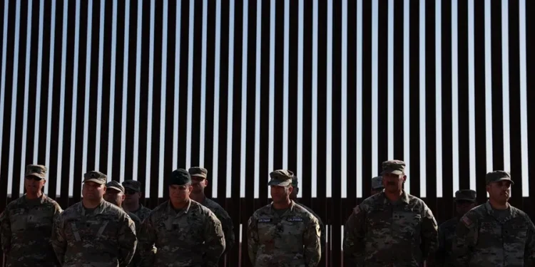 EEUU inicia despliegue de más de mil militares en la frontera con México