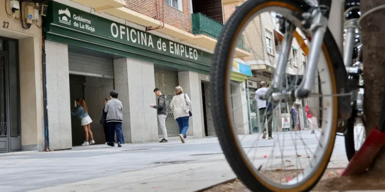 España cerró 2024 con la menor cifra de paro registrado  y casi medio millón de trabajadores más
