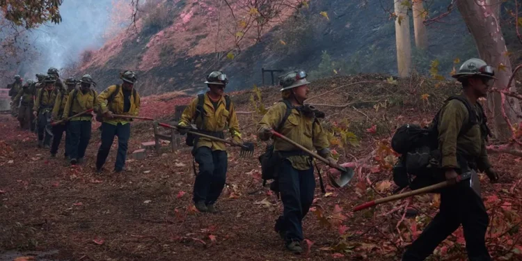 Sube cifra de muertos tras incendios de Los Ángeles, se registran fuertes vientos