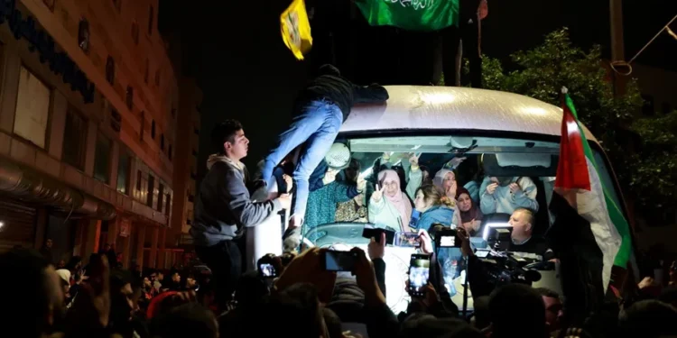 Israel libera al primer grupo de 90 presos palestinos como parte del acuerdo de alto el fuego en Gaza