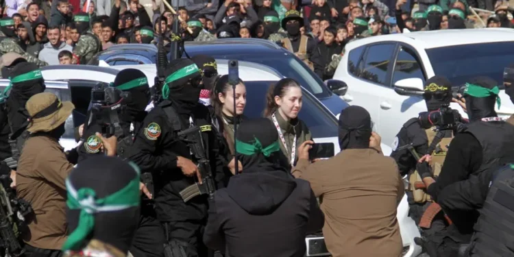 Hamás liberó a cuatro soldados: cruzaron a Israel para reunirse con sus familias