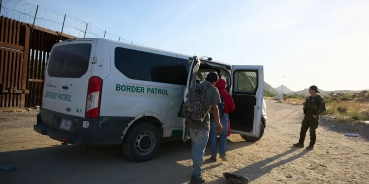 Más de 300 migrantes detenidos en primer día de redadas bajo mandato de Trump