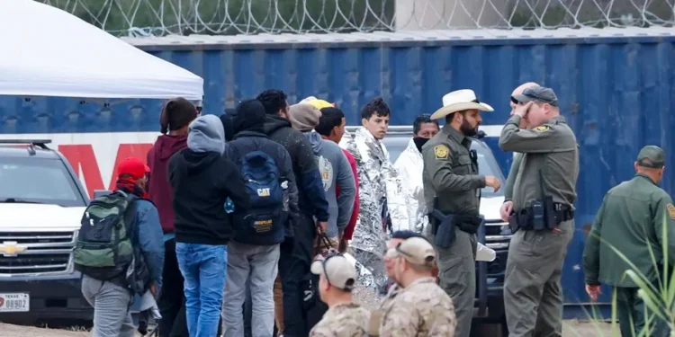 Primeras redadas antiinmigrantes de Trump dejan casi 600 detenidos y cientos de deportados