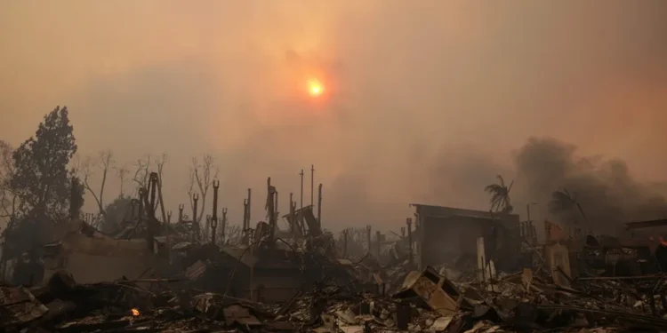 Sube cifra de muertos y estructuras afectadas por incendios en Los Ángeles