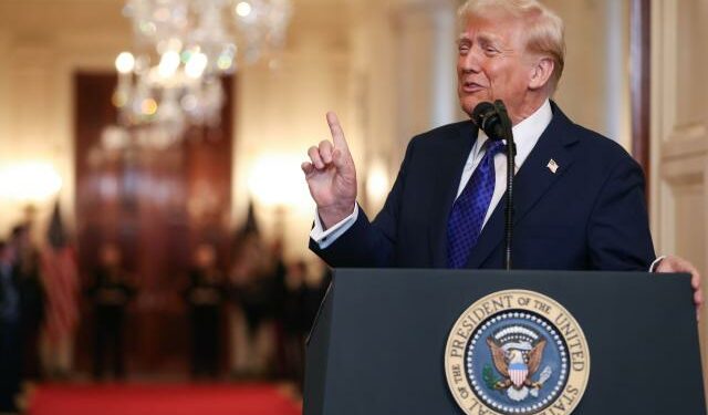 Trump ordena al Pentágono preparar miles de camas para migrantes en Guantánamo