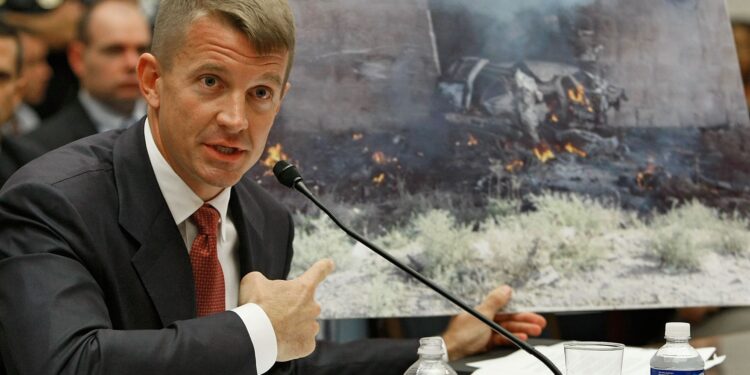 Erik Prince propuso a Trump construir campos de procesamiento para deportaciones masivas