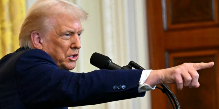 Juez de EEUU bloqueó congelación de programas de ayuda