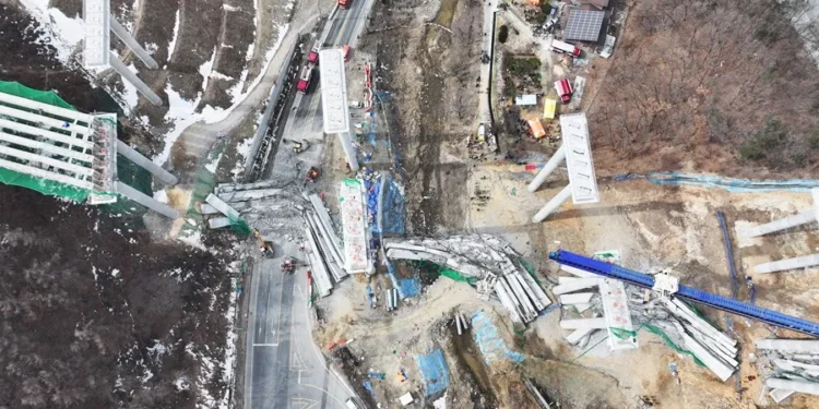 Muertos y heridos por derrumbe de puente en construcción en Corea del Sur