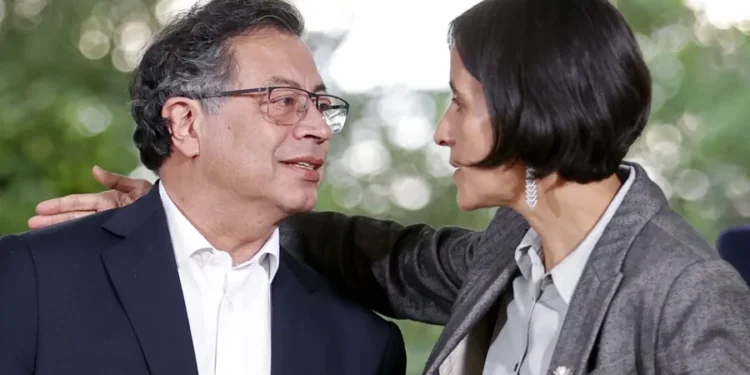 Petro pide renuncia a ministros y jefes de departamentos administrativos