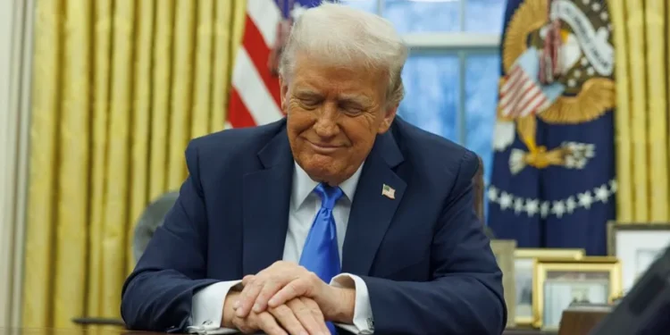 Trump veta a la agencia AP del Despacho Oval