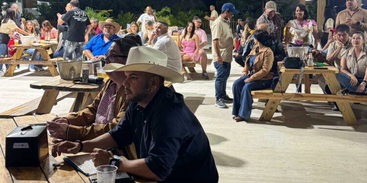 César Mendoza participó como jurado en el Primer Festival Mundial de Coplas en Miami