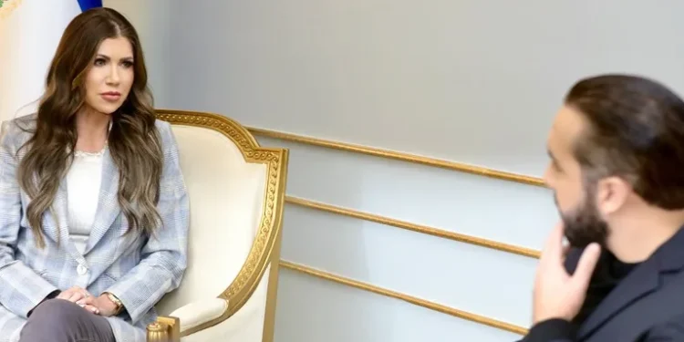 Secretaria de Seguridad de EEUU se reúne con Bukele y agradece «aceptación» de deportados