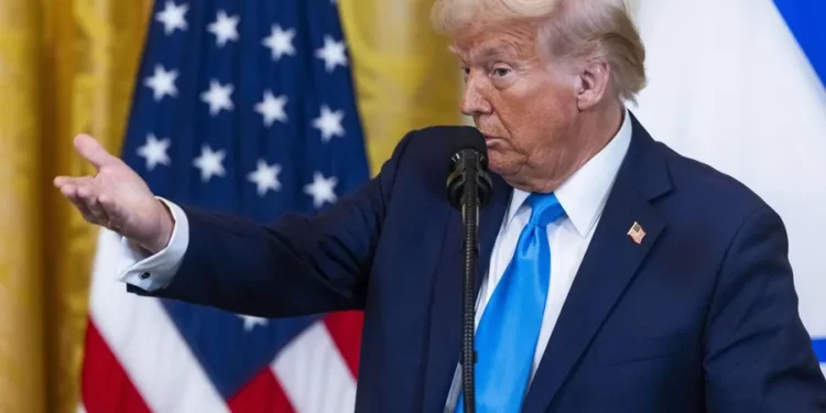 Trump dice que «se enfadó mucho» con Putin y amenaza con nuevos aranceles a Rusia