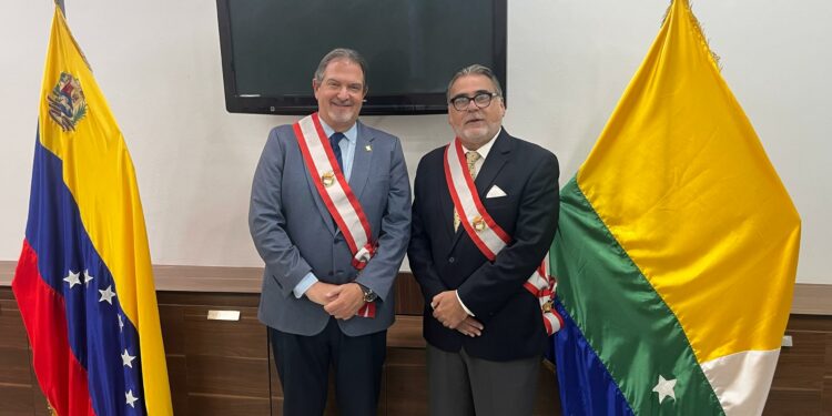 Adán Celis y Jesús Irausquín fueron condecorados  por la gobernación del estado Nueva Esparta