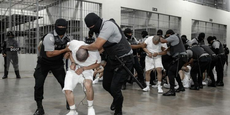 Casi 90% de los migrantes enviados a El Salvador no tenían antecedentes penales