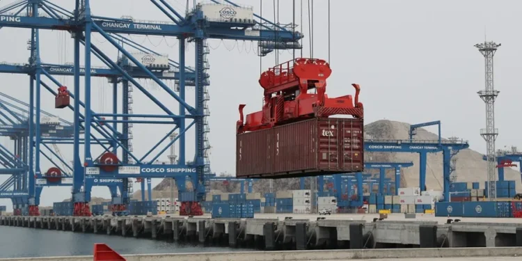 China eleva al 84% sus aranceles a productos estadounidenses