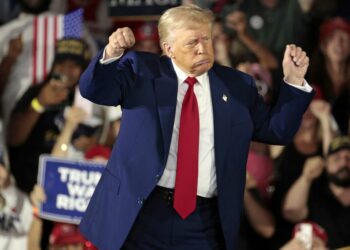 Economía de EEUU cae acercándose a la recesión por abruptos cambios de política de Trump