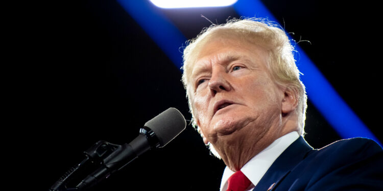 Gobierno de Trump considera cerrar casi 30 embajadas y consulados en el extranjero