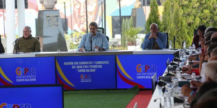 Maduro lanza al ruedo la lista de candidatos rojitos a las gobernaciones