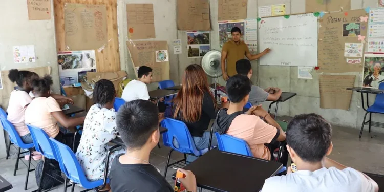 Maestros dan clases a creciente número de niños migrantes varados en el sur de México