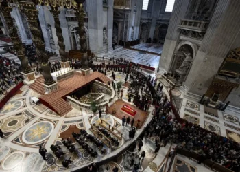 Más de 60 mil personas han pasado por basílica de San Pedro despidiendo al Papa Francisco