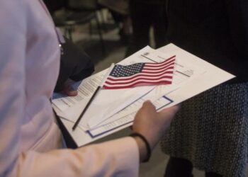 Republicanos proponen cobrar mil dólares a solicitantes de asilo en EEUU