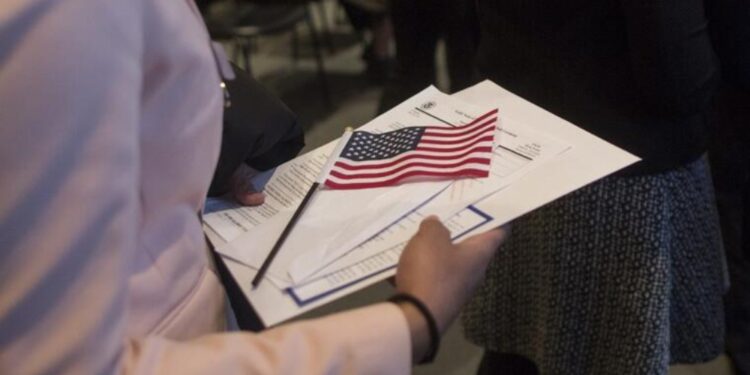 Republicanos proponen cobrar mil dólares a solicitantes de asilo en EEUU