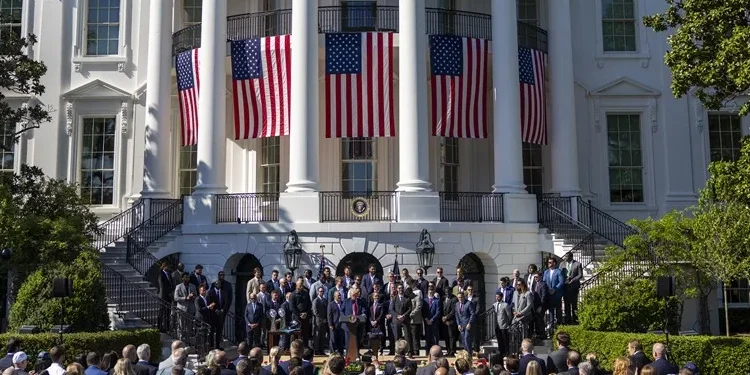 Trump recibe en la Casa Blanca a los Eagles, campeones del Super Bowl