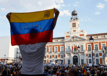 Venezolanos entre los residentes en España con más estudios superiores