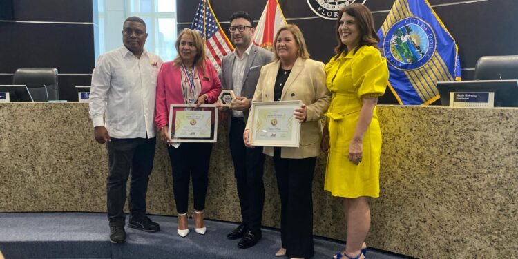 Jose Colina, Helen Villalinga, Edward Mena, Rosa viuda de Mena y Patricia Poleo