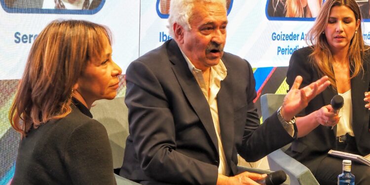 Las periodistas Goizeder Azúa e Ibéyise Pacheco, quienes acompanaron al autor del libro Tomas Paez, en la presentación