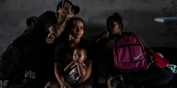 Cada vez más migrantes arriesgan la vida para ‘autodeportarse’, por Annie Correal