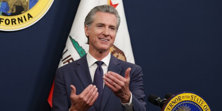 California busca detener inscripciones a programa de salud pública para indocumentados
