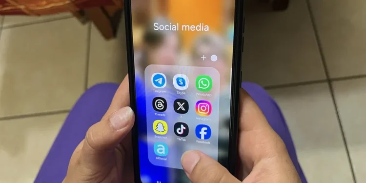 España, Francia y Grecia proponen fijar edad mínima en la UE para acceder a redes sociales