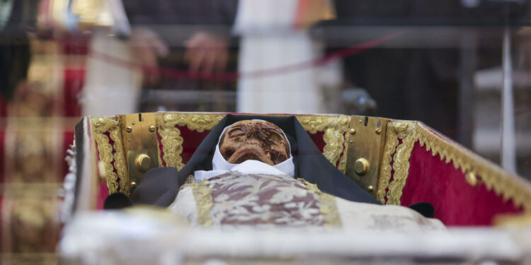 Fieles veneran a Santa Teresa de Jesús con el sepulcro abierto en España