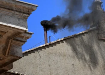 Fumata negra: aún no se ha elegido papa tras la tercera votación