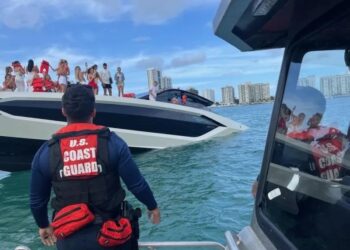 Investigan hundimiento de yate en Miami con 32 personas abordo