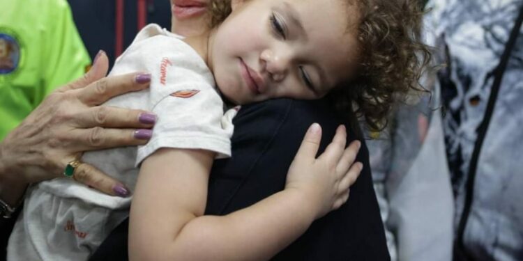 Niña migrante que permaneció en EEUU tras deportación de sus padres llegó a Venezuela