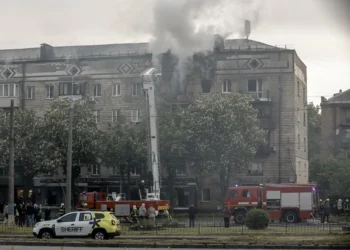 Rusia lanza cuatro misiles y 142 drones contra Ucrania y mata a 2 personas en Kiev