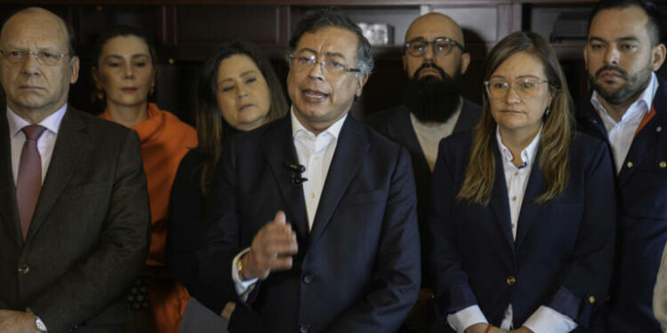 Lo que ocurre en Colombia: Senado hunde Consulta Popular, ministro casi termina a golpes y Petro llamó a las calles